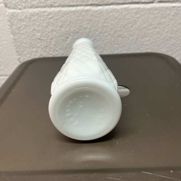 Elegant White Textured Vase - Picture 4 of 4